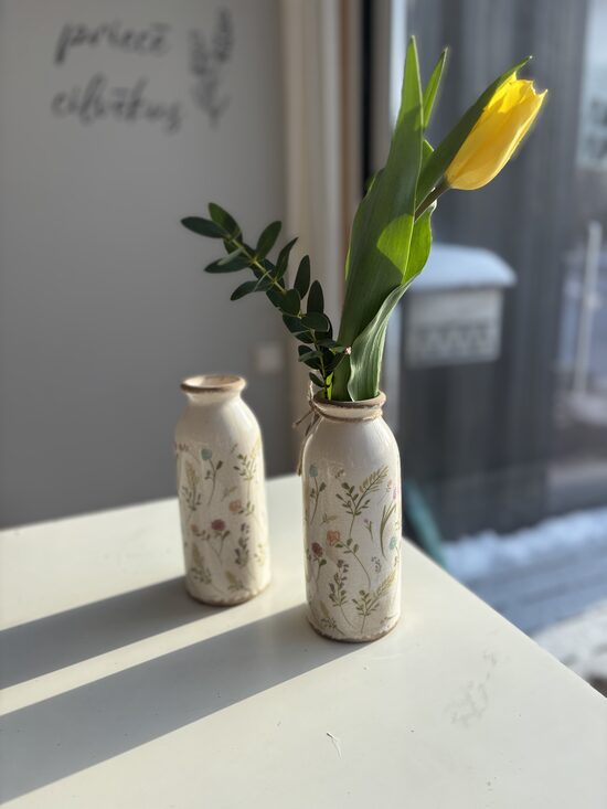 Pavasara ziedu vāze lielā